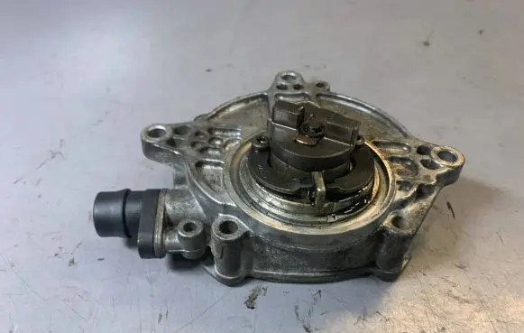 BMW 3 E90 E91 Vacuum pump 11667547024 7547024