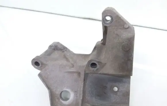 Engine mounting bracket