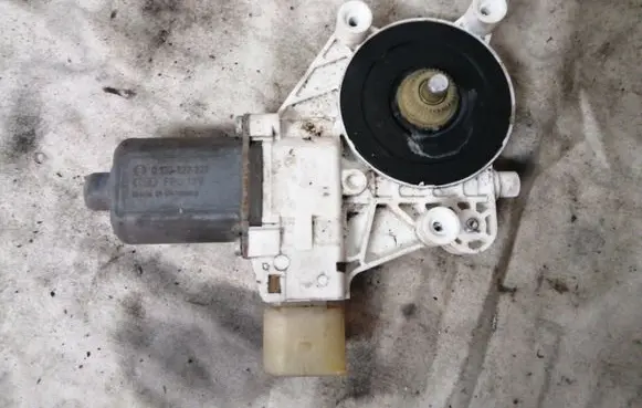 BMW 1 E81 E87 Front door window regulator motor 0130822227