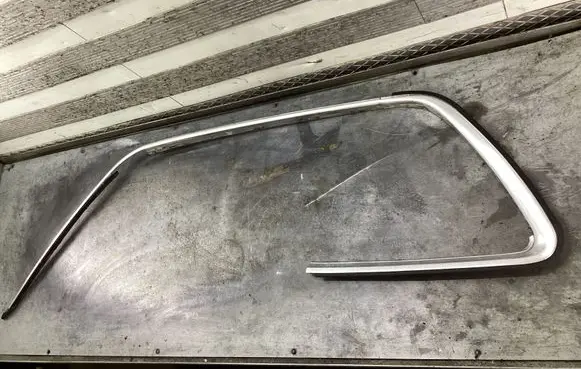 Mercedes-Benz W123 Front door glass trim molding 