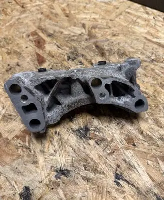 Engine mounting bracket