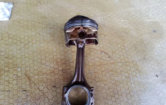 Volkswagen PASSAT B6 Piston 06D107099