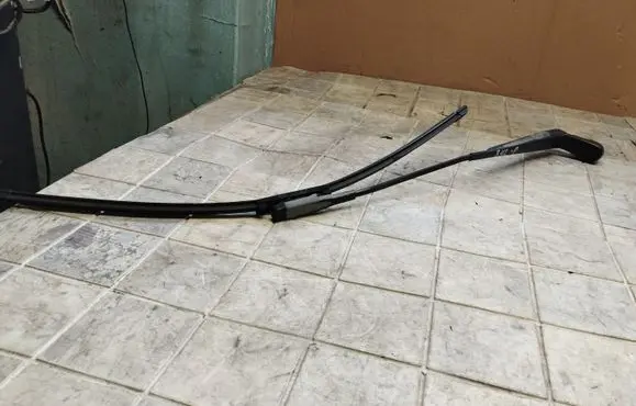 Mercedes-Benz R AMG W251 Front wiper blade arm A2518200740