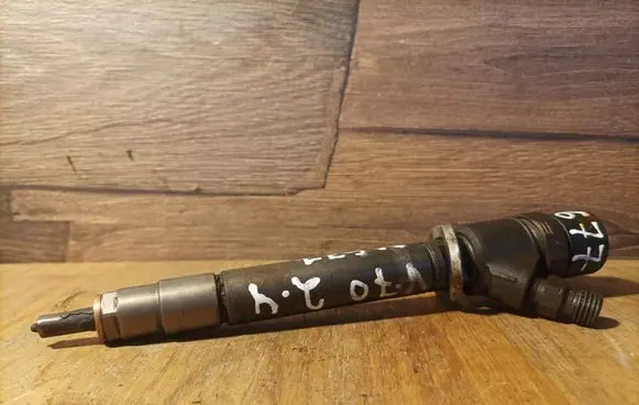 Volvo V70 Fuel injector 30777526