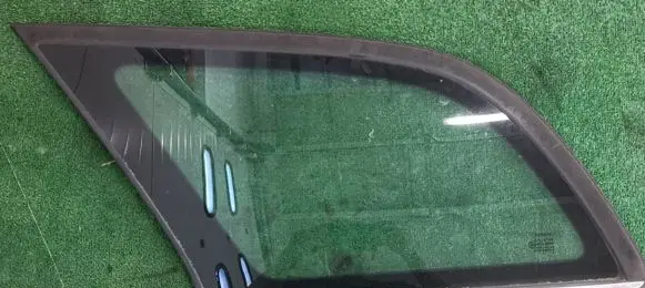 Toyota Avensis T250 Rear side window