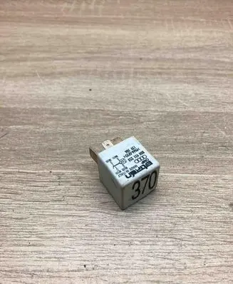 Volkswagen PASSAT B5.5 Other relay 8D0951253 370