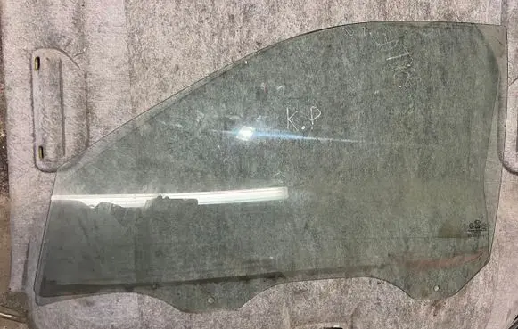 KIA Sportage Front door window glass four-door