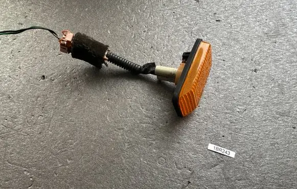 Front fender indicator light