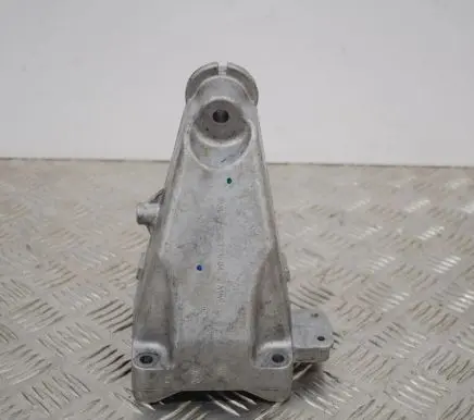 Mercedes-Benz C W205 Engine mounting bracket A2742231004