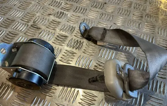 Toyota Hilux (AN10, AN20, AN30) Rear seatbelt 733600K050