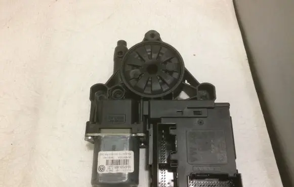 Volkswagen PASSAT B7 Front door window regulator motor 3AA959702A