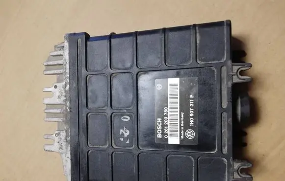 Volkswagen Golf III Engine control unit/module 1H0907311F 0261200760
