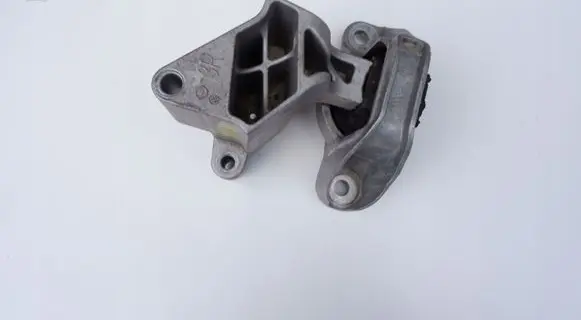 Nissan Micra K14 Engine mounting bracket
