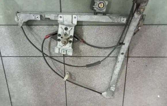 Volkswagen Golf III Front door manual window regulator 1H0837401