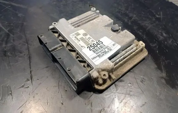 Volkswagen PASSAT CC Engine control unit/module ECU