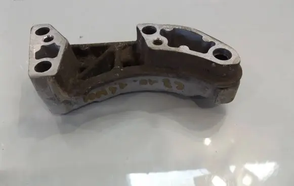 Citroen C3 Engine mounting bracket