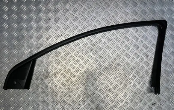 Audi Q7 4L Front door window/glass frame 4L0867610