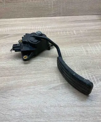 Accelerator throttle pedal