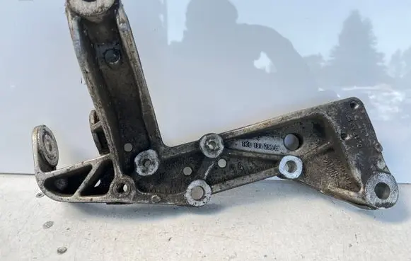 Volkswagen Golf V Engine mounting bracket 1K0199296E