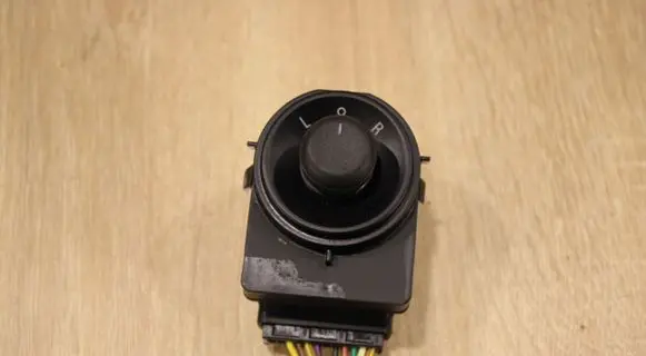 Chevrolet Orlando Wing mirror switch 13272182