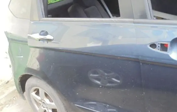 Honda FR-V Rear door