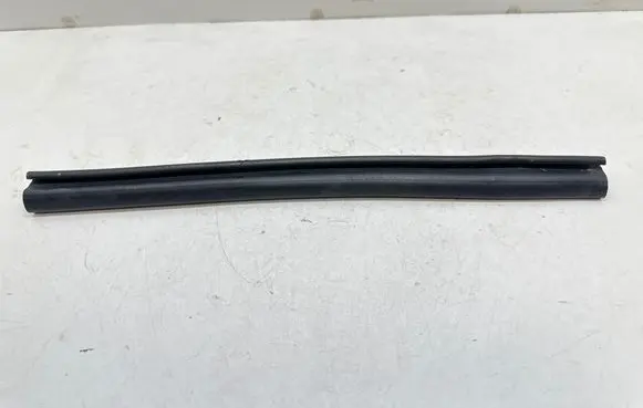 Volkswagen PASSAT B5 Engine compartment rubber 3B0823725