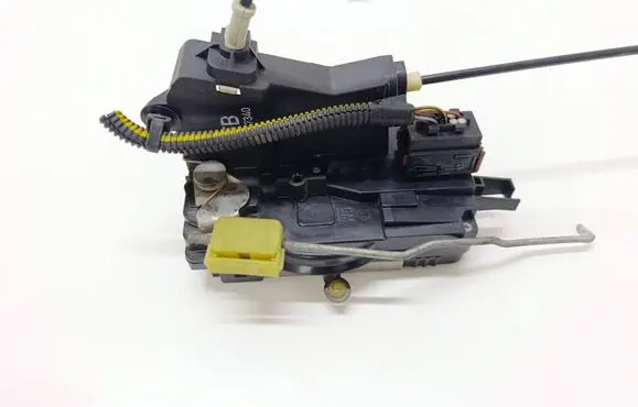 Opel Vectra C Front door lock 24447340