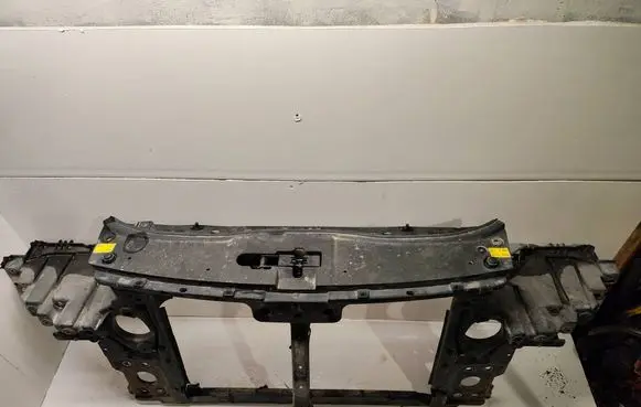 Volkswagen Touareg I Radiator support slam panel bracket 