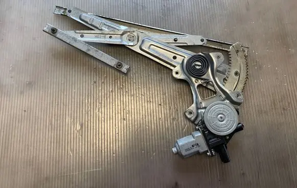 Honda CR-V Front door window regulator with motor 14062901