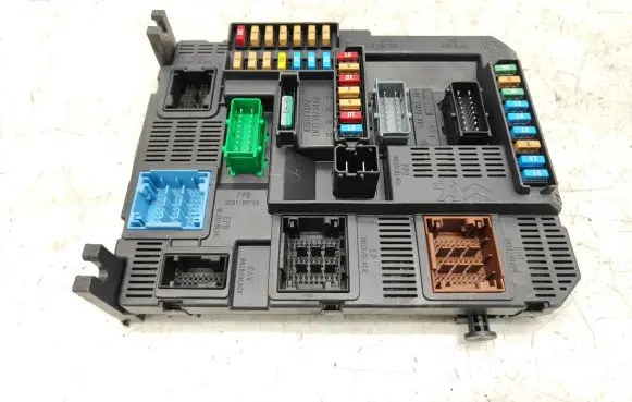 Peugeot 2008 I Fuse module 9807532080