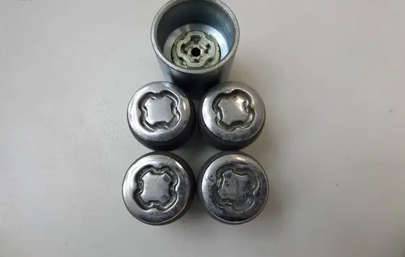 Nissan Leaf II (ZE1) Anti-theft wheel nuts and lock 