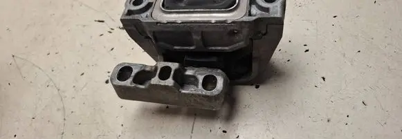 Engine mount bracket