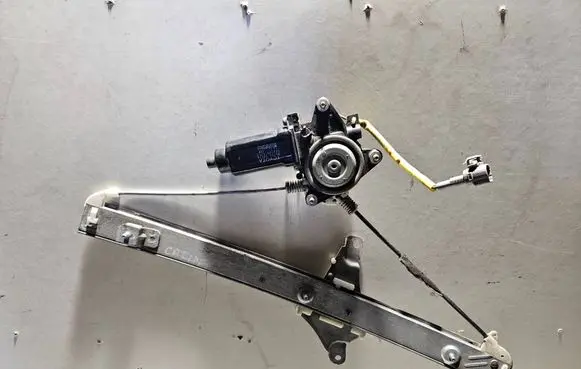 Toyota Carina T190 Front door window regulator with motor 8572020220