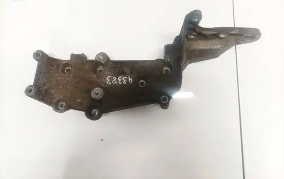 Engine mounting bracket