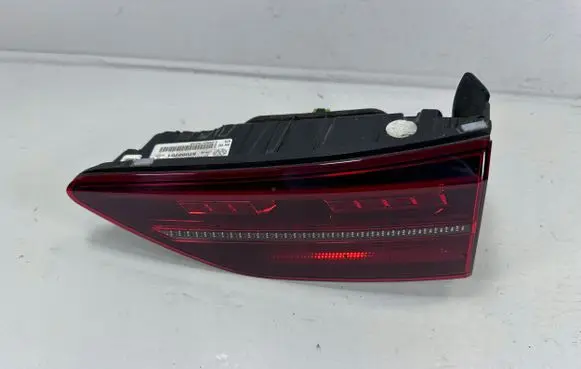 Volkswagen Golf VIII Tailgate rear/tail lights