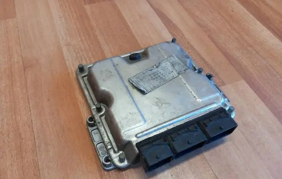 Renault Scenic I Engine control unit/module 0281010843 8200166496 28SA5250