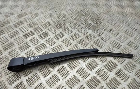 Rear wiper blade arm