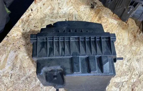 Renault Master III Air filter box 8200751534