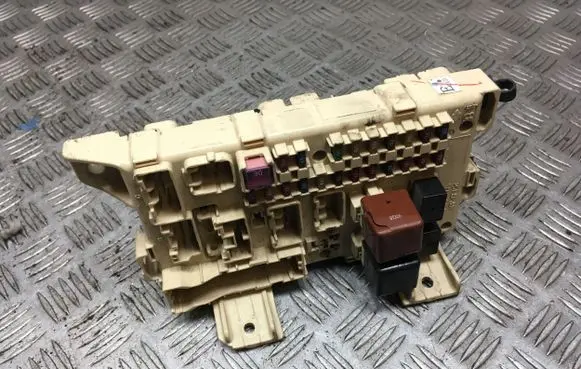 Toyota Avensis T220 Fuse module 8922144050 TA2740026KA 2H23