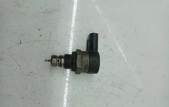 Volkswagen PASSAT CC Fuel pressure regulator 057130764AB