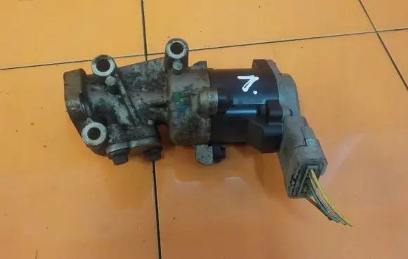 Land Rover Discovery 3 - LR3 EGR thermostat 4R8Q9D475B