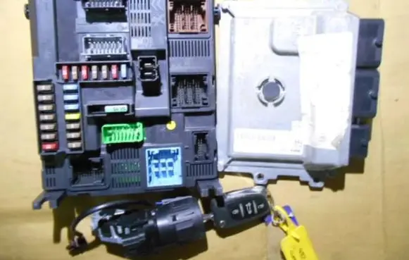Peugeot 208 Engine control unit/module 9805321980 9678355980