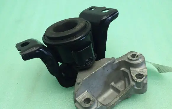 Nissan Pulsar Engine mount bracket 3404892