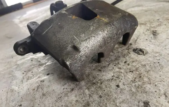 Jeep Grand Cherokee (WK) Front brake caliper