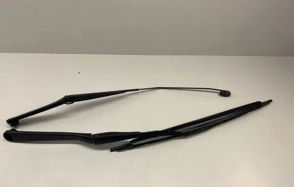 Nissan Juke I F15 Front wiper blade arm