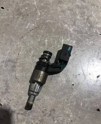 Volkswagen PASSAT B7 Fuel injector 03C906036J