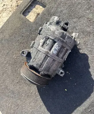 Opel Vivaro Air conditioning (A/C) compressor (pump) 8200454172B