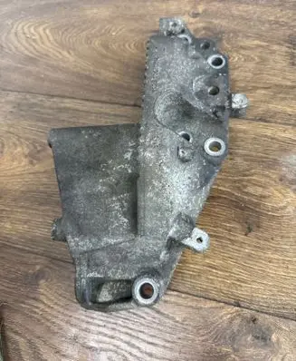 Engine mounting bracket