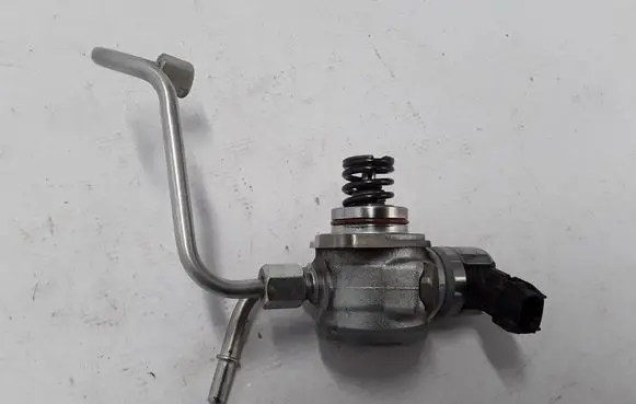 Volvo S90, V90 Fuel injection high pressure pump 31437903
