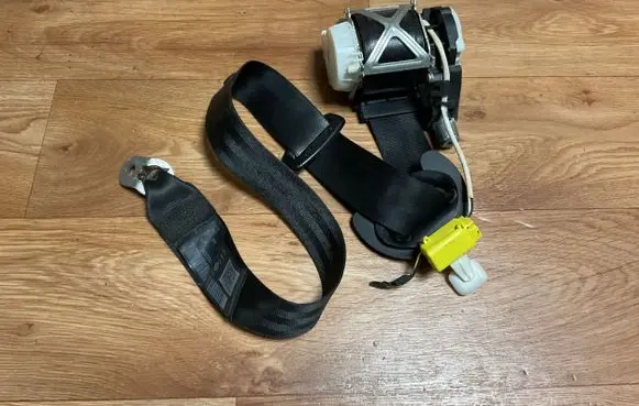 Volkswagen PASSAT B6 Front seatbelt 33042932H